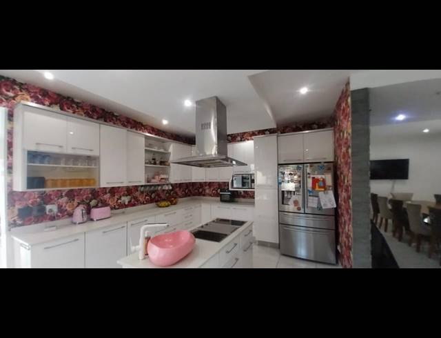 8 BEDROOM HOUSE FOR SALE IN KENSINGTON